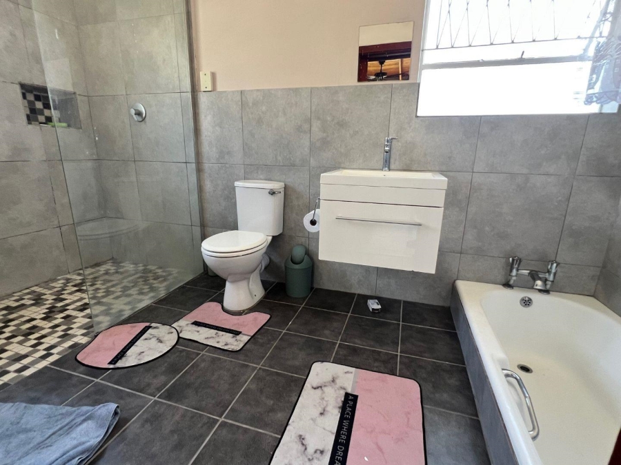 4 Bedroom Property for Sale in Kabega Park Eastern Cape